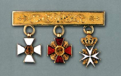 Знаки орденов Св. Георгия, Св. Анны, Св. Иоанна Иерусалимского (на золотой рамке)